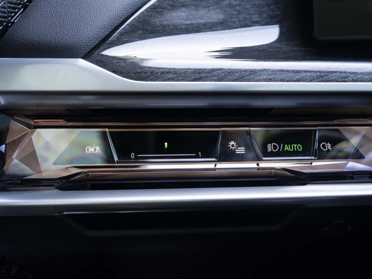 M70 xDrive SoH 100% | M Performance Pack | Connoisseur Pack | Executive Lounge | Innovation Pack | 21 inch | Active Steering | Executive Drive Pro | Kristalkoplampen | Driving Assistant Prof