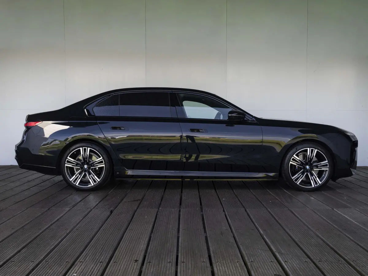 M70 xDrive | M Performance Pack | Connoisseur Pack | Executive Lounge | Innovation Pack | 21 inch | Active Steering | Executive Drive Pro | Kristalkoplampen | Driving Assistant Professional 