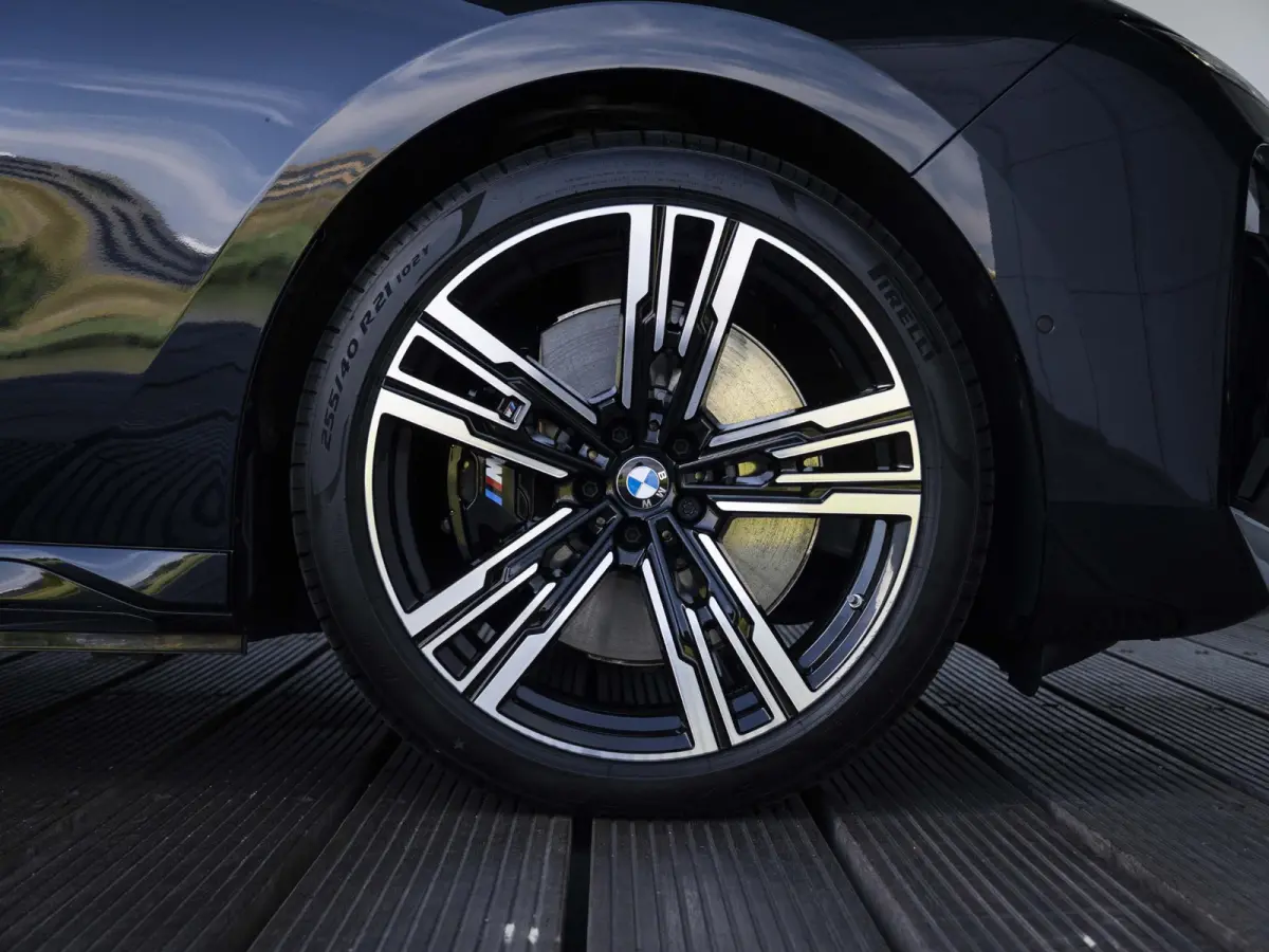 M70 xDrive SoH 100% | M Performance Pack | Connoisseur Pack | Executive Lounge | Innovation Pack | 21 inch | Active Steering | Executive Drive Pro | Kristalkoplampen | Driving Assistant Prof