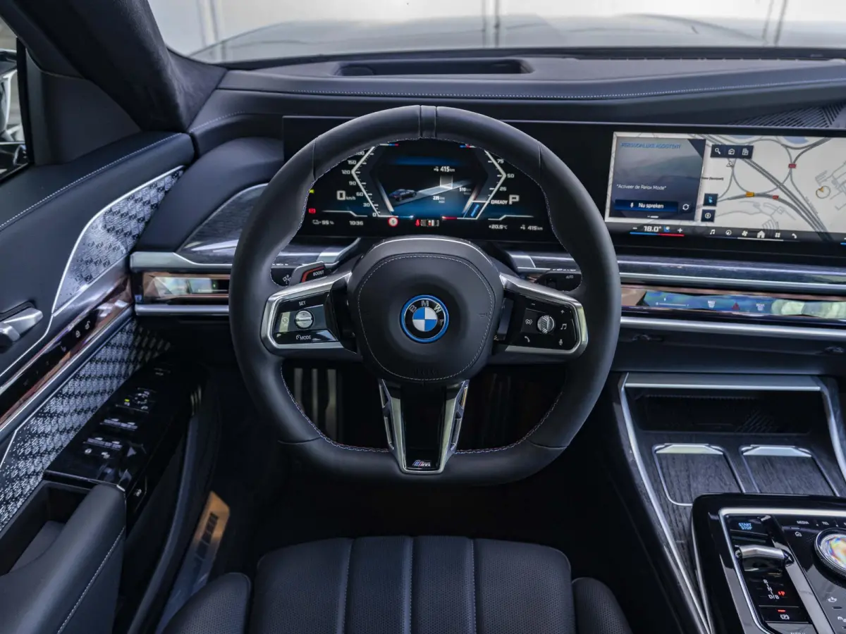 M70 xDrive SoH 100% | M Performance Pack | Connoisseur Pack | Executive Lounge | Innovation Pack | 21 inch | Active Steering | Executive Drive Pro | Kristalkoplampen | Driving Assistant Prof
