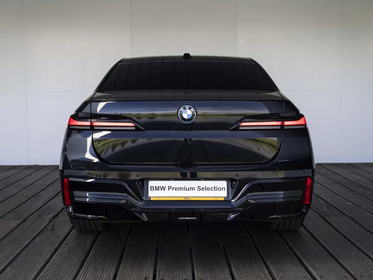 M70 xDrive SoH 100% | M Performance Pack | Connoisseur Pack | Executive Lounge | Innovation Pack | 21 inch | Active Steering | Executive Drive Pro | Kristalkoplampen | Driving Assistant Prof