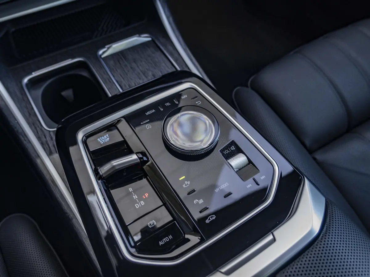 M70 xDrive SoH 100% | M Performance Pack | Connoisseur Pack | Executive Lounge | Innovation Pack | 21 inch | Active Steering | Executive Drive Pro | Kristalkoplampen | Driving Assistant Prof