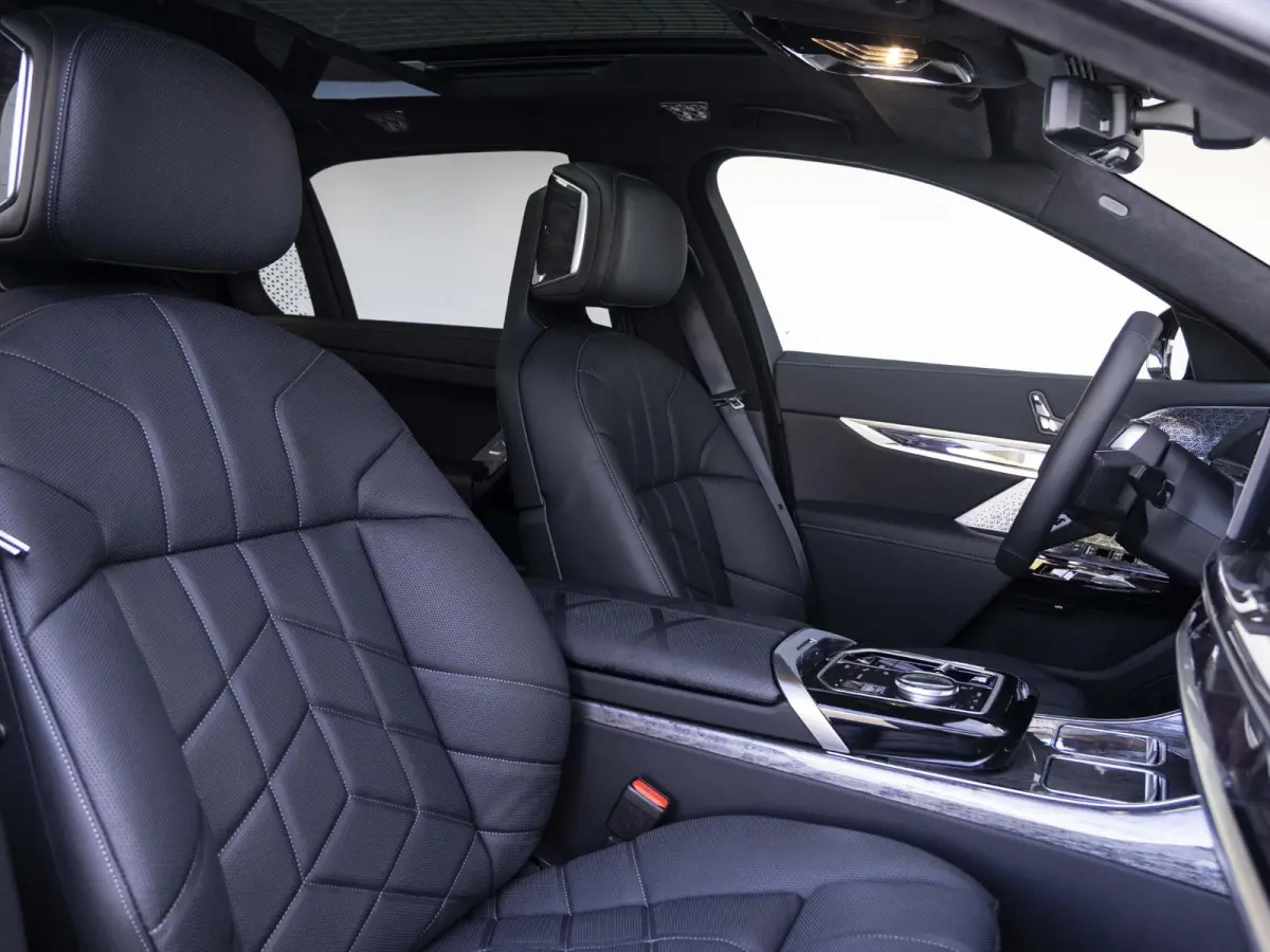 M70 xDrive | M Performance Pack | Connoisseur Pack | Executive Lounge | Innovation Pack | 21 inch | Active Steering | Executive Drive Pro | Kristalkoplampen | Driving Assistant Professional 