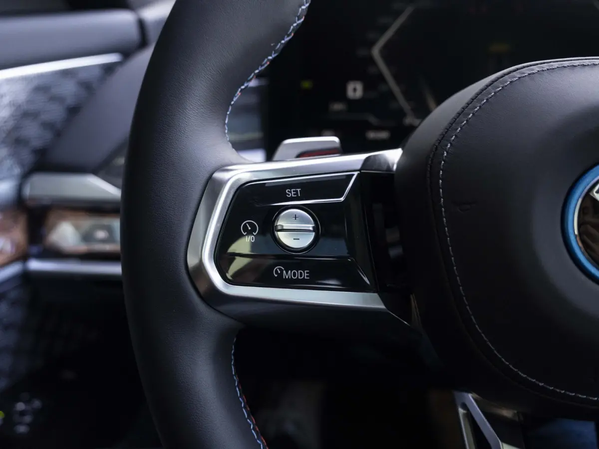 M70 xDrive SoH 100% | M Performance Pack | Connoisseur Pack | Executive Lounge | Innovation Pack | 21 inch | Active Steering | Executive Drive Pro | Kristalkoplampen | Driving Assistant Prof