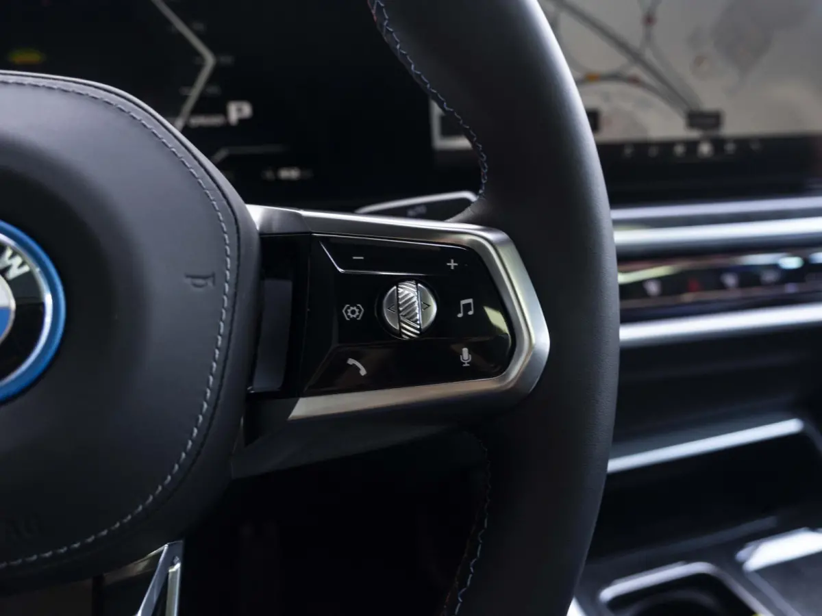 M70 xDrive SoH 100% | M Performance Pack | Connoisseur Pack | Executive Lounge | Innovation Pack | 21 inch | Active Steering | Executive Drive Pro | Kristalkoplampen | Driving Assistant Prof