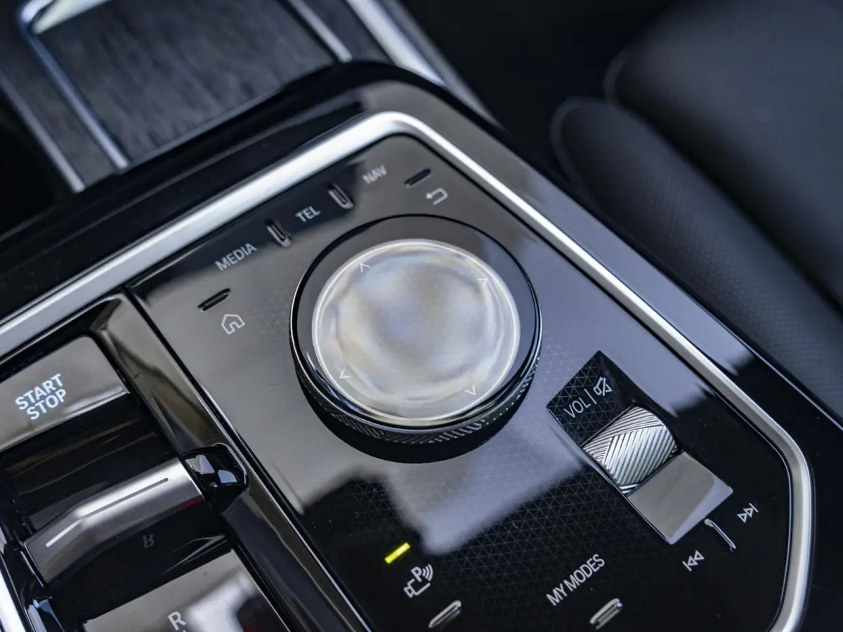 M70 xDrive SoH 100% | M Performance Pack | Connoisseur Pack | Executive Lounge | Innovation Pack | 21 inch | Active Steering | Executive Drive Pro | Kristalkoplampen | Driving Assistant Prof