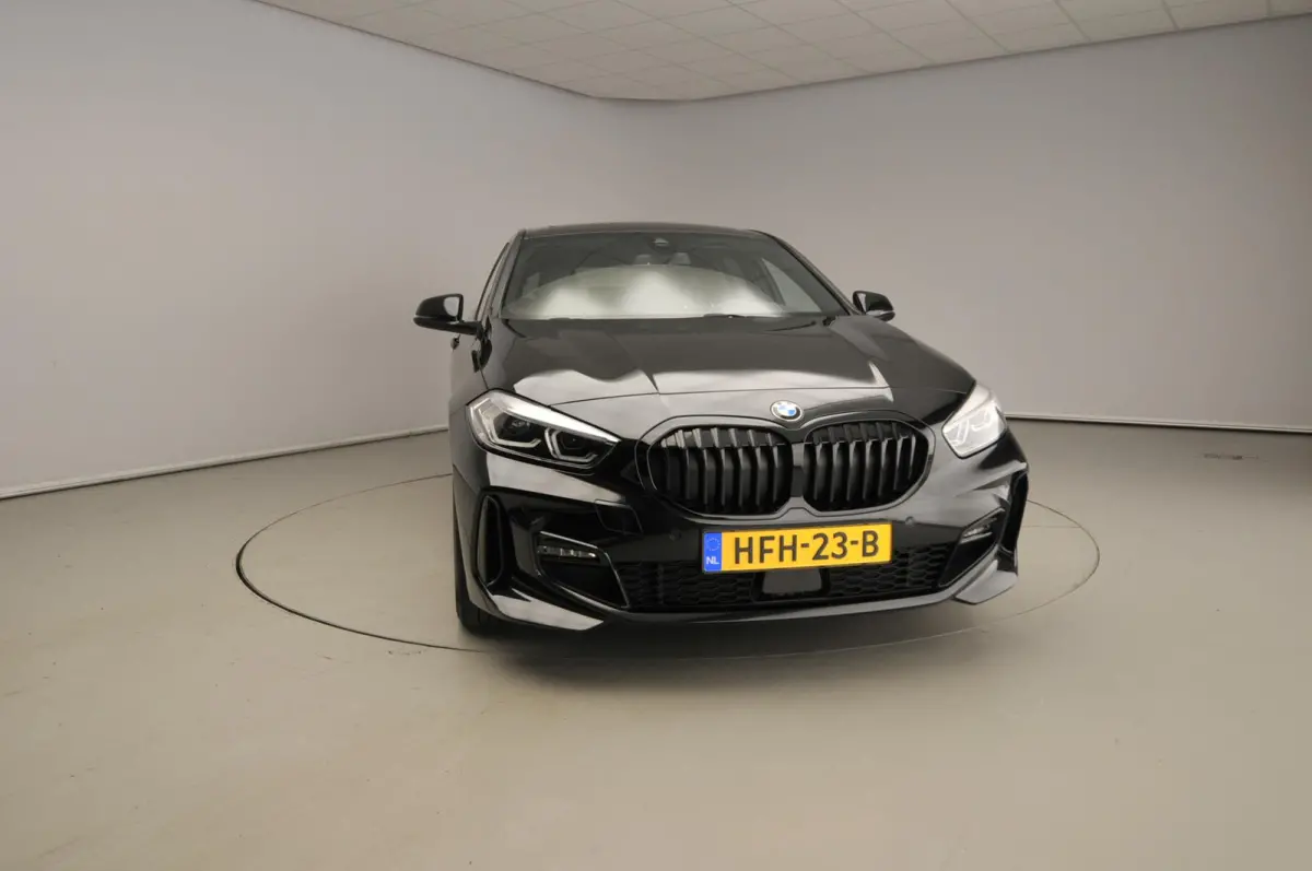 5-deurs 118i | M-Sportpakket | LED | Leder | Navigatie | Panoramadak | Trekhaak | Sportstoelen | Stoelverwarming | DAB | Hifi speakers | Alu 18 inch