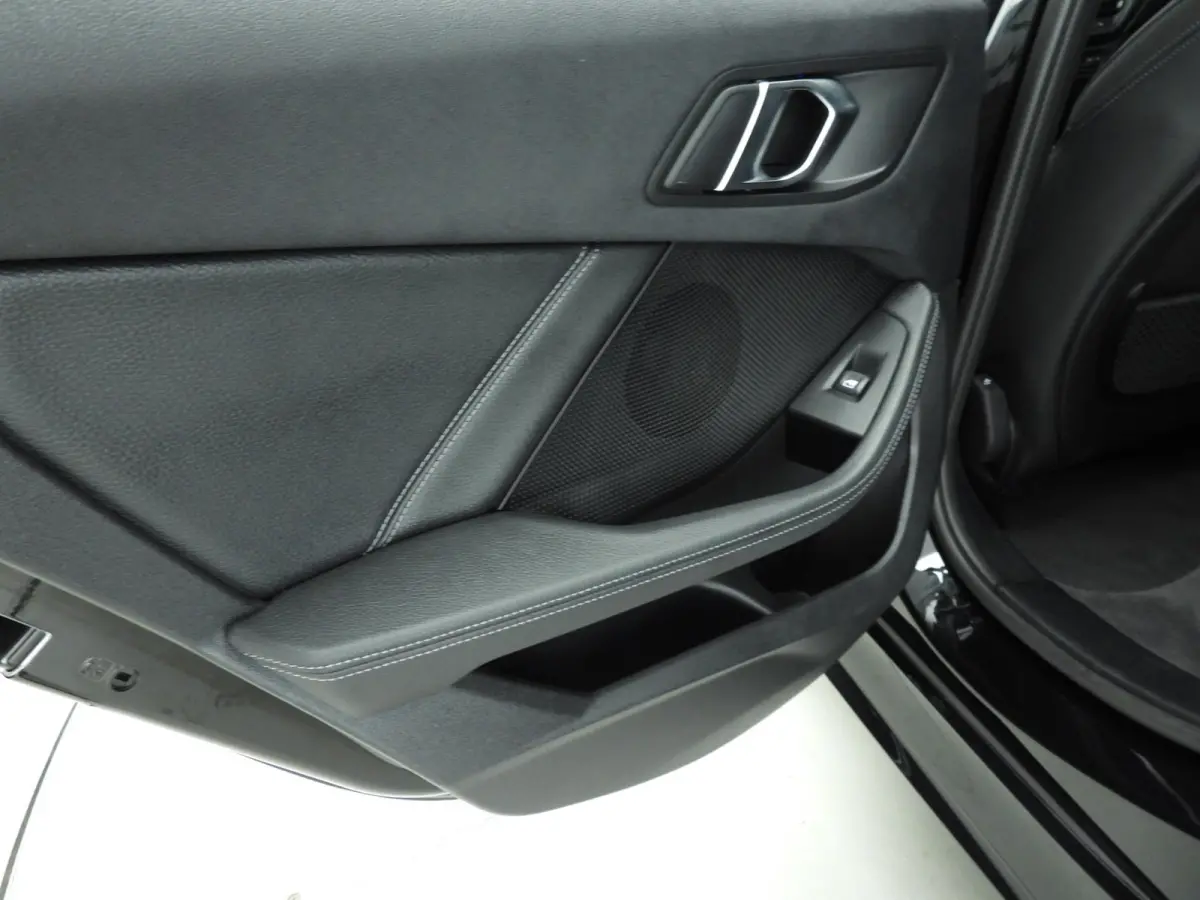 5-deurs 118i | M-Sportpakket | LED | Leder | Navigatie | Panoramadak | Trekhaak | Sportstoelen | Stoelverwarming | DAB | Hifi speakers | Alu 18 inch