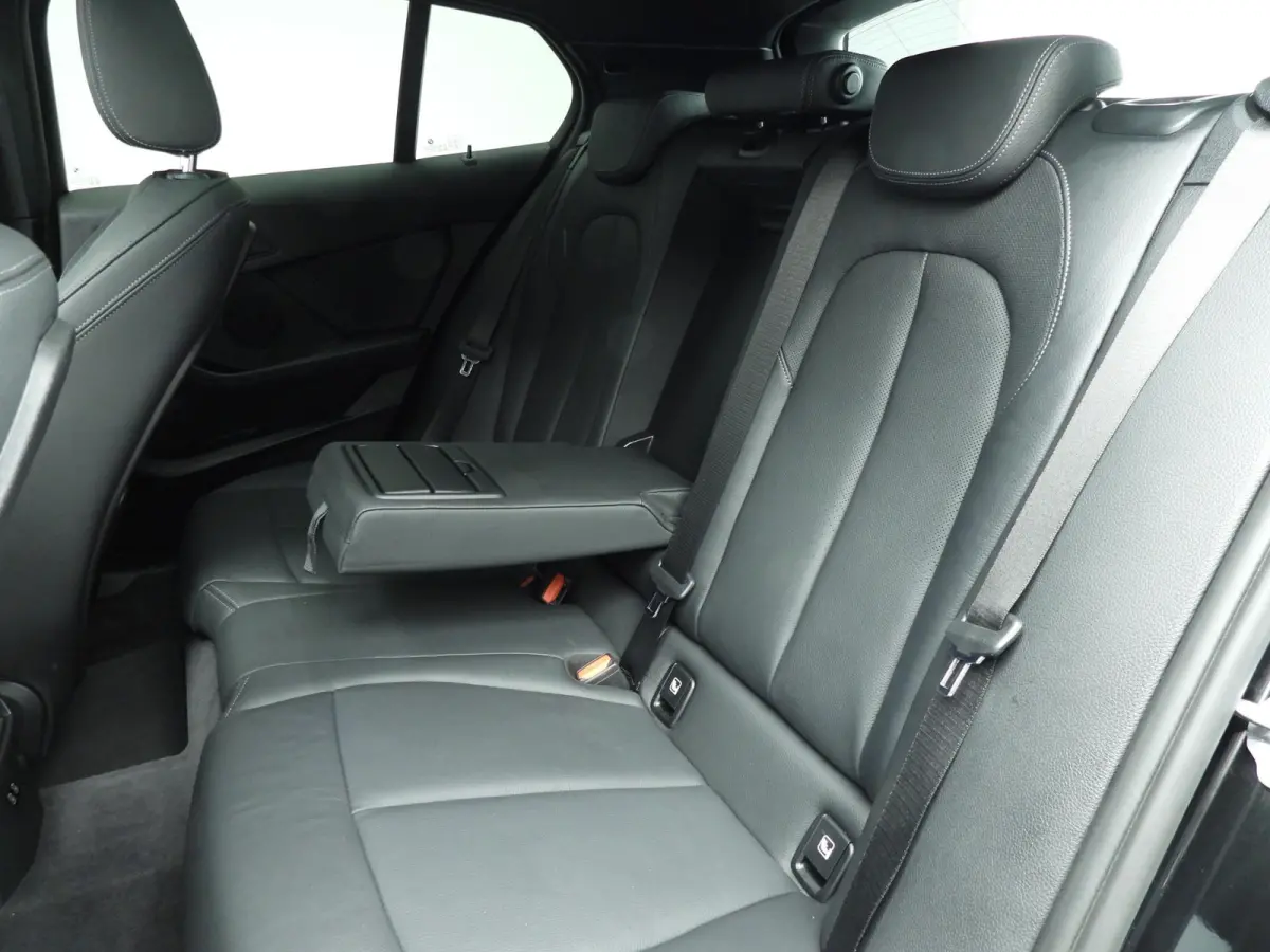 5-deurs 118i | M-Sportpakket | LED | Leder | Navigatie | Panoramadak | Trekhaak | Sportstoelen | Stoelverwarming | DAB | Hifi speakers | Alu 18 inch