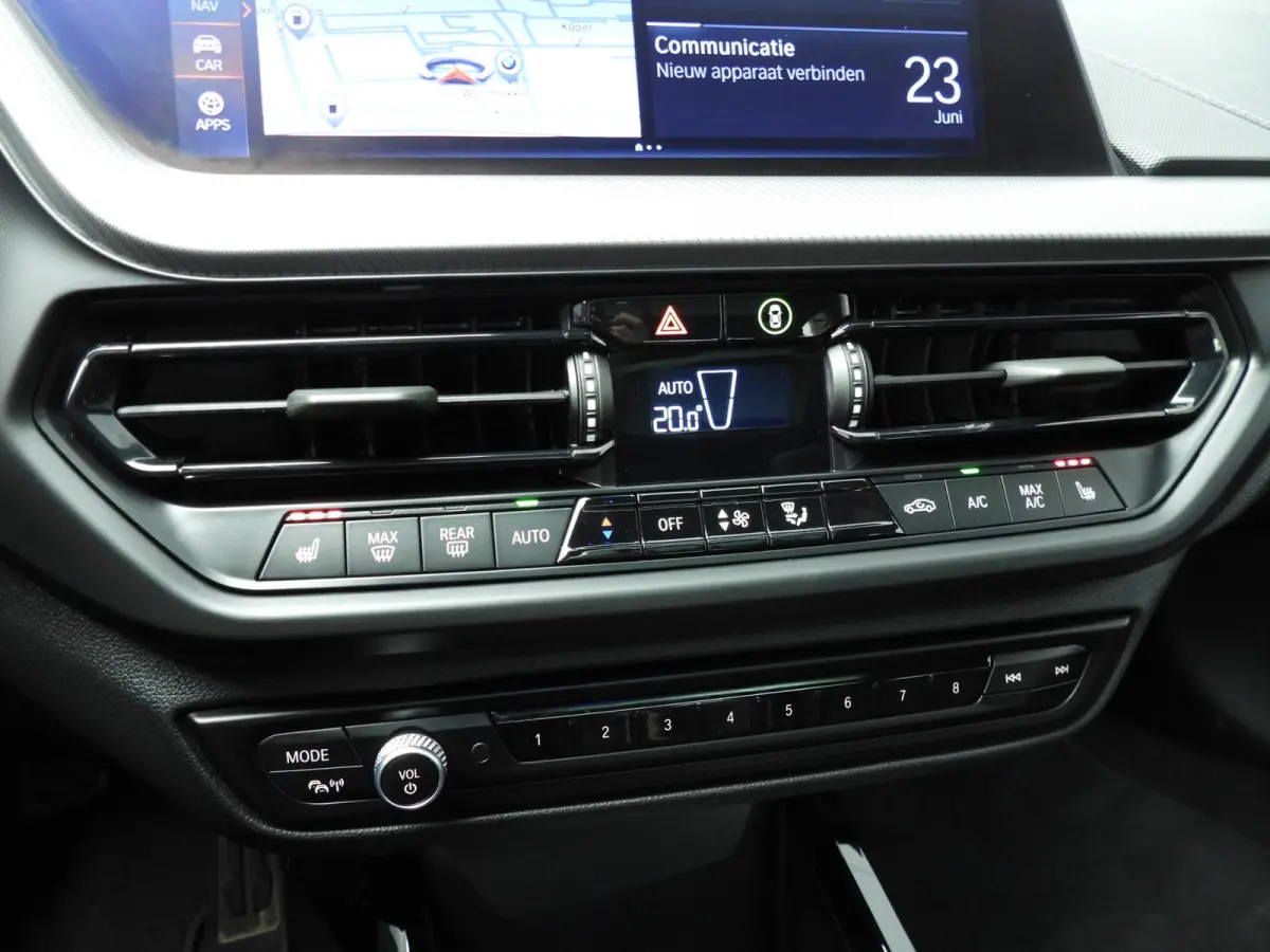 5-deurs 118i | M-Sportpakket | LED | Leder | Navigatie | Panoramadak | Trekhaak | Sportstoelen | Stoelverwarming | DAB | Hifi speakers | Alu 18 inch