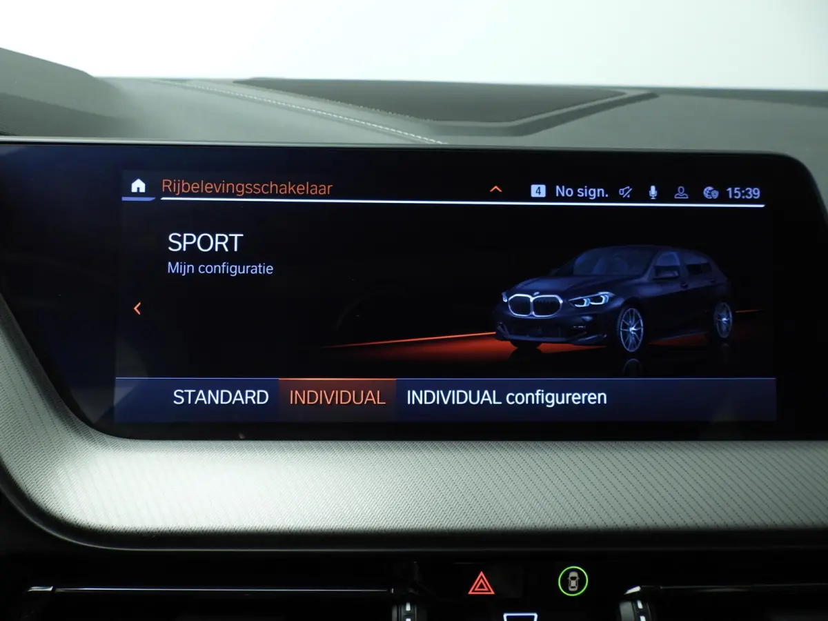 5-deurs 118i | M-Sportpakket | LED | Leder | Navigatie | Panoramadak | Trekhaak | Sportstoelen | Stoelverwarming | DAB | Hifi speakers | Alu 18 inch