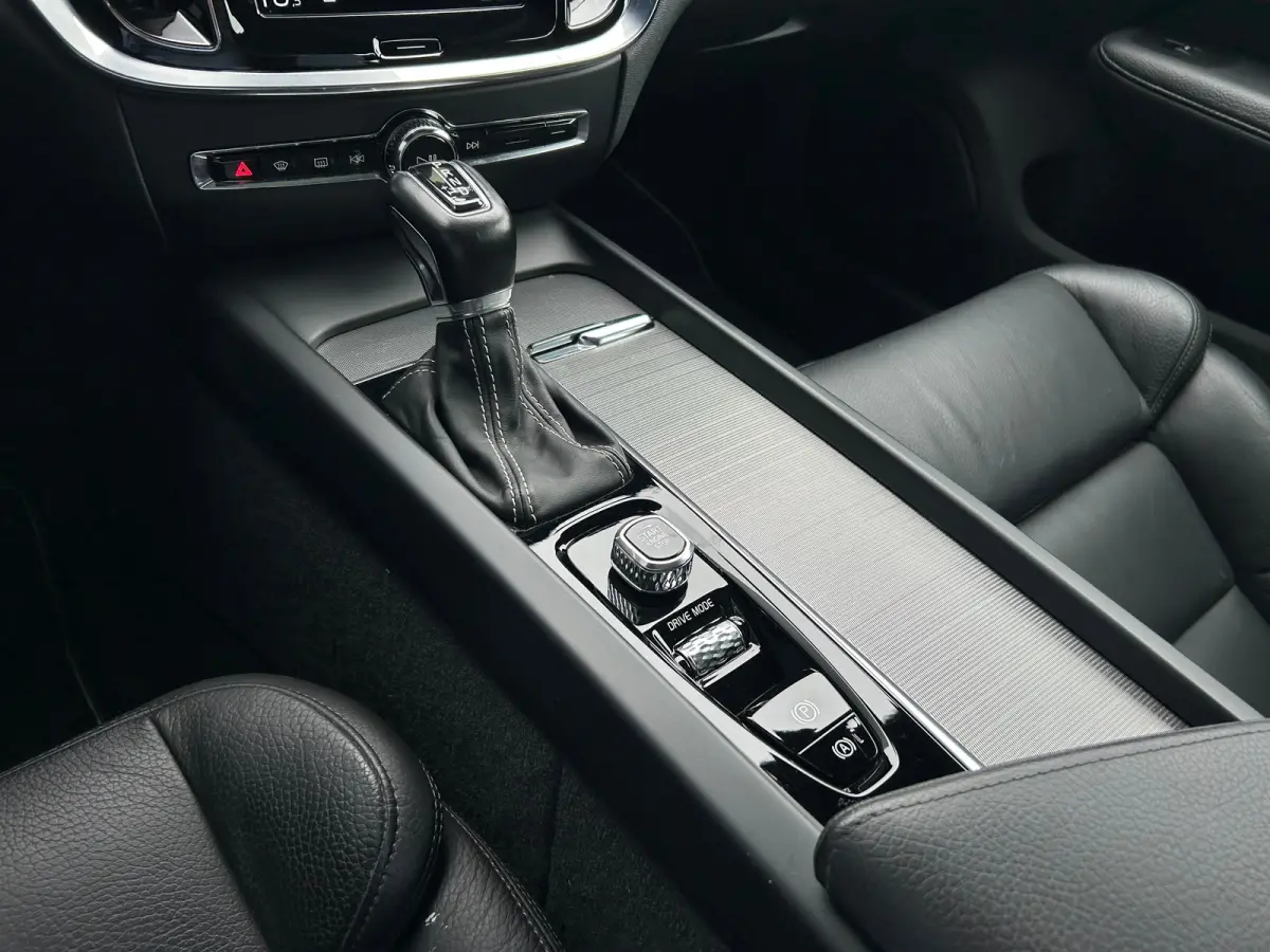 2.0 T4 R-Design | Pano | HU-Display | Harman/Kardon | Pilot Assist | Sportstoel |