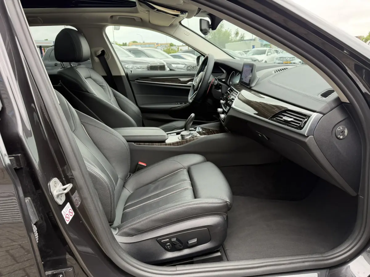 530i High Executive Panoramadak Leder LED Head-Up Display Achteruitrijcamera