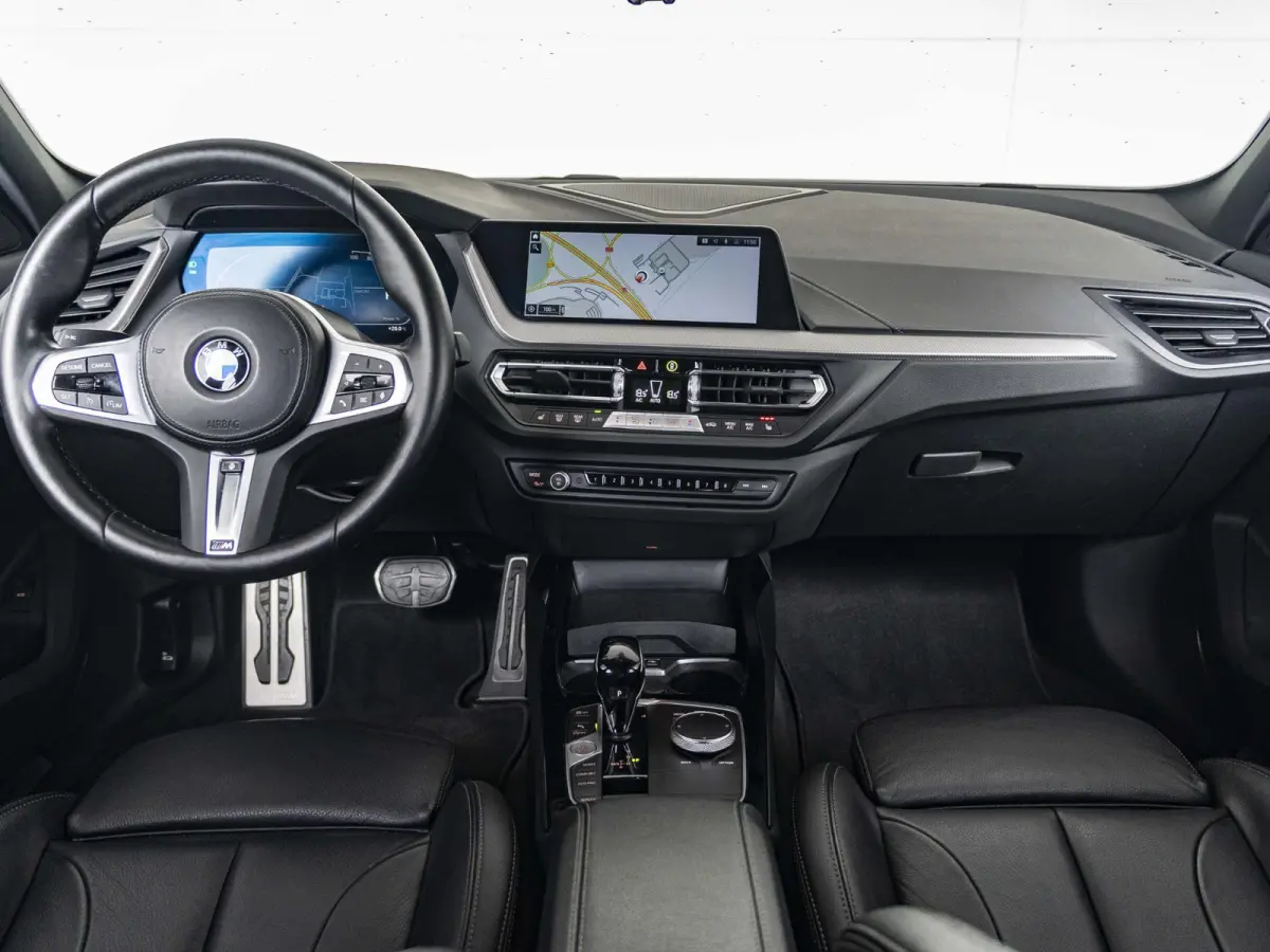 5-deurs 118i | M Sportpakket | Innovation Pack | Comfort Pack | 17 inch | Stuurwielrand verwarmd | Comfort Access | Head Up Display | HiFi | Parking Assistant