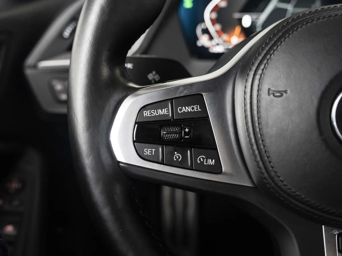 5-deurs 118i | M Sportpakket | Innovation Pack | Comfort Pack | 17 inch | Stuurwielrand verwarmd | Comfort Access | Head Up Display | HiFi | Parking Assistant