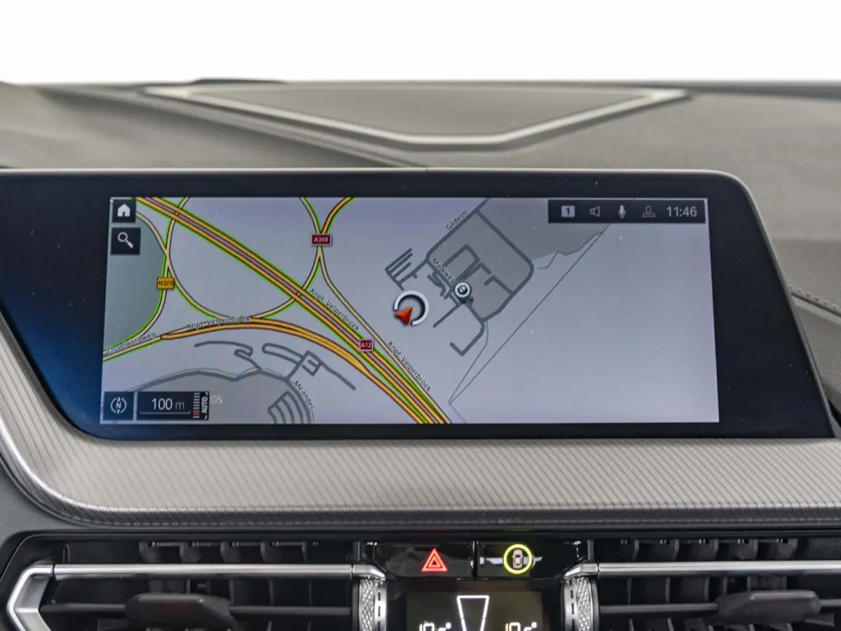5-deurs 118i | M Sportpakket | Innovation Pack | Comfort Pack | 17 inch | Stuurwielrand verwarmd | Comfort Access | Head Up Display | HiFi | Parking Assistant