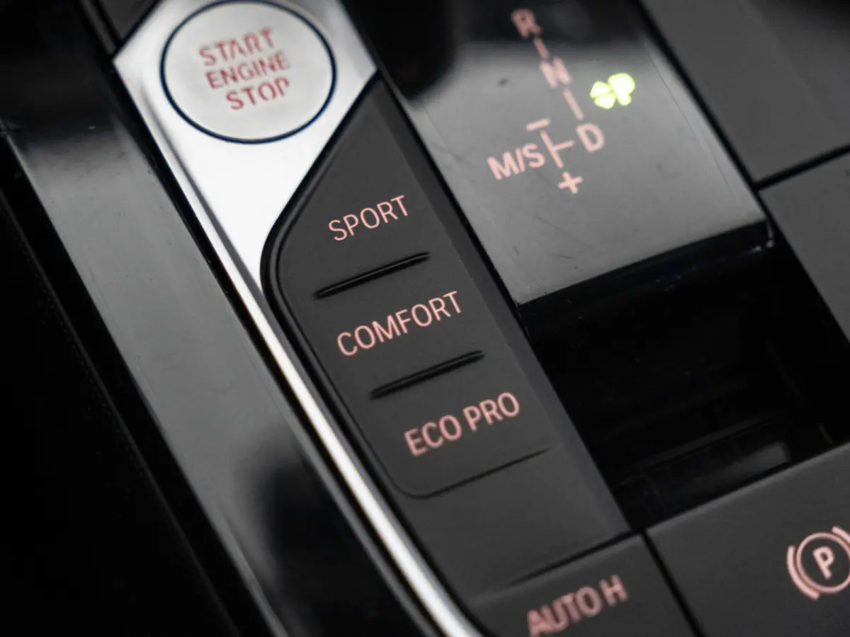 5-deurs 118i | M Sportpakket | Innovation Pack | Comfort Pack | 17 inch | Stuurwielrand verwarmd | Comfort Access | Head Up Display | HiFi | Parking Assistant