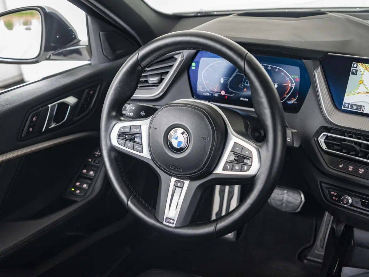 5-deurs 118i | M Sportpakket | Innovation Pack | Comfort Pack | 17 inch | Stuurwielrand verwarmd | Comfort Access | Head Up Display | HiFi | Parking Assistant