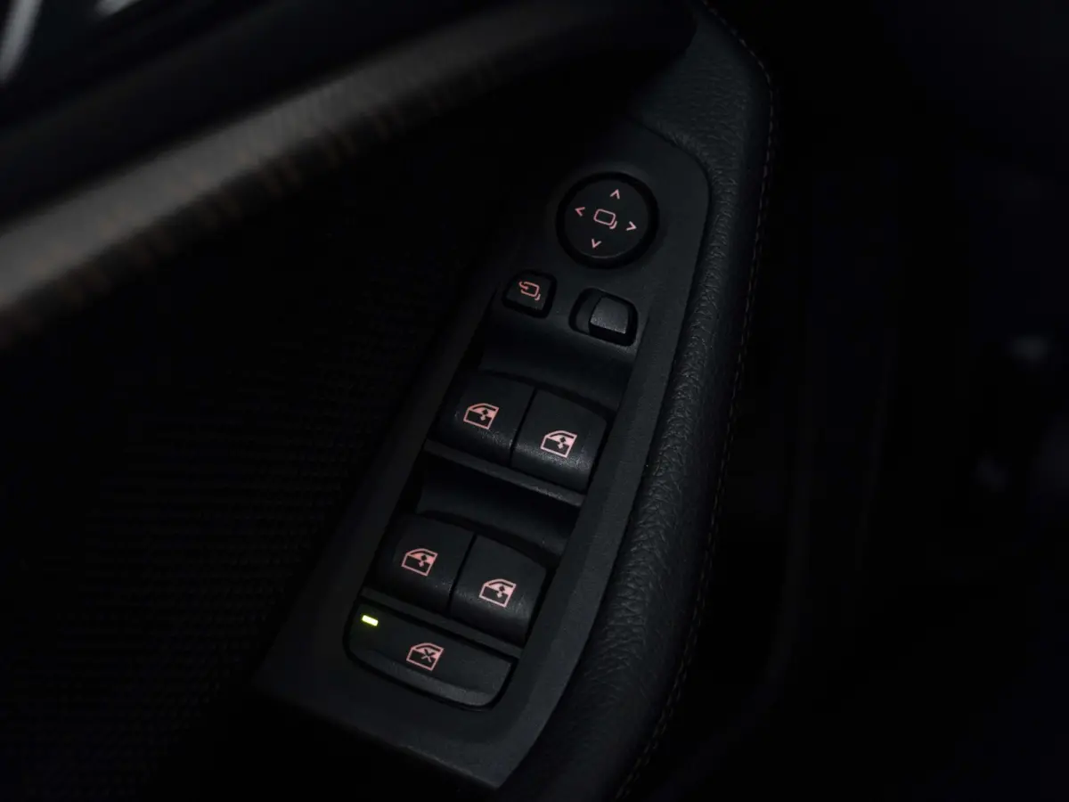 5-deurs 118i | M Sportpakket | Innovation Pack | Comfort Pack | 17 inch | Stuurwielrand verwarmd | Comfort Access | Head Up Display | HiFi | Parking Assistant