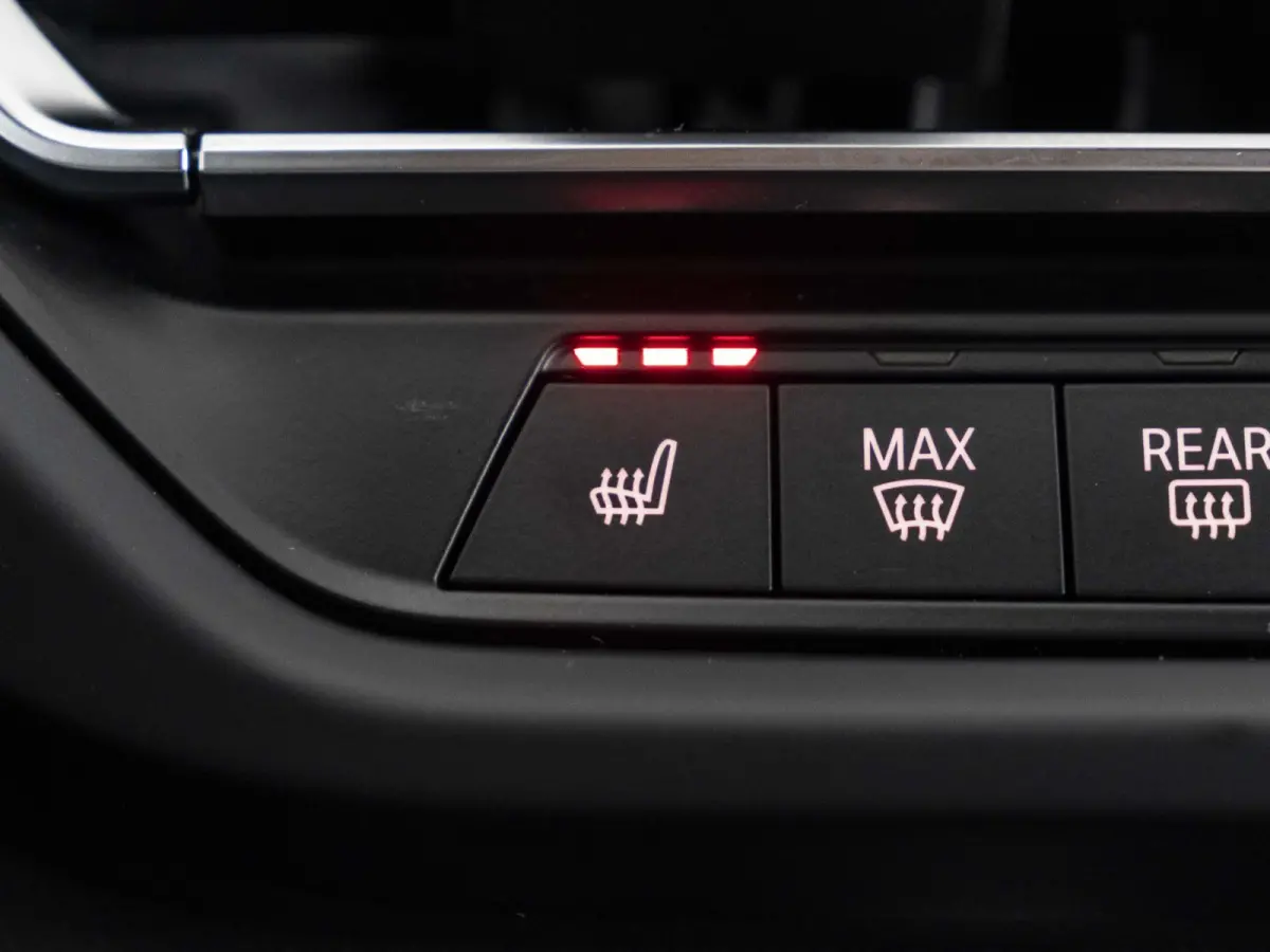 5-deurs 118i | M Sportpakket | Innovation Pack | Comfort Pack | 17 inch | Stuurwielrand verwarmd | Comfort Access | Head Up Display | HiFi | Parking Assistant