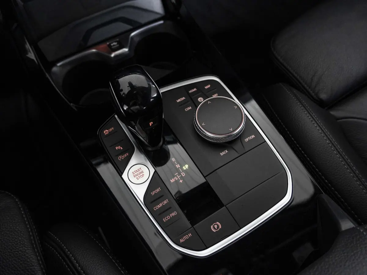 5-deurs 118i | M Sportpakket | Innovation Pack | Comfort Pack | 17 inch | Stuurwielrand verwarmd | Comfort Access | Head Up Display | HiFi | Parking Assistant