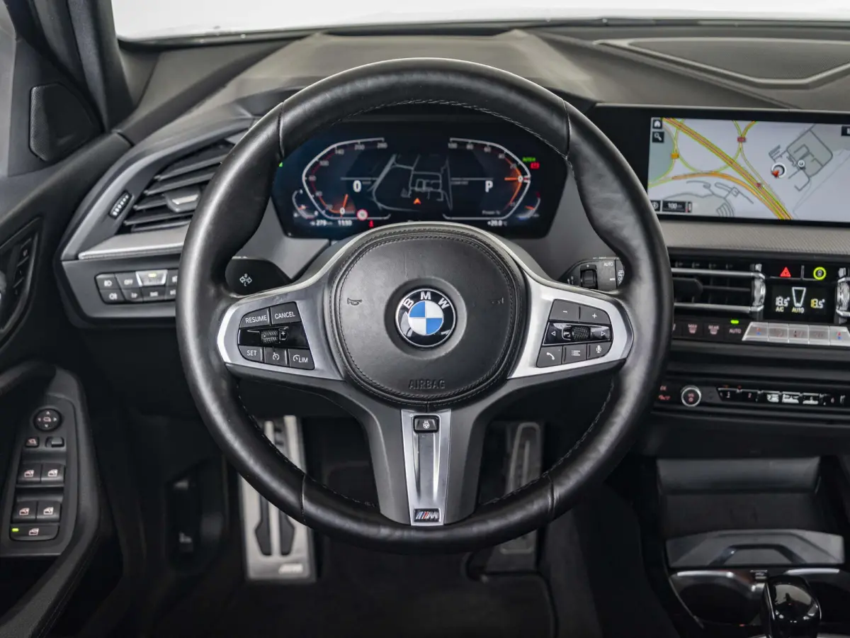 5-deurs 118i | M Sportpakket | Innovation Pack | Comfort Pack | 17 inch | Stuurwielrand verwarmd | Comfort Access | Head Up Display | HiFi | Parking Assistant