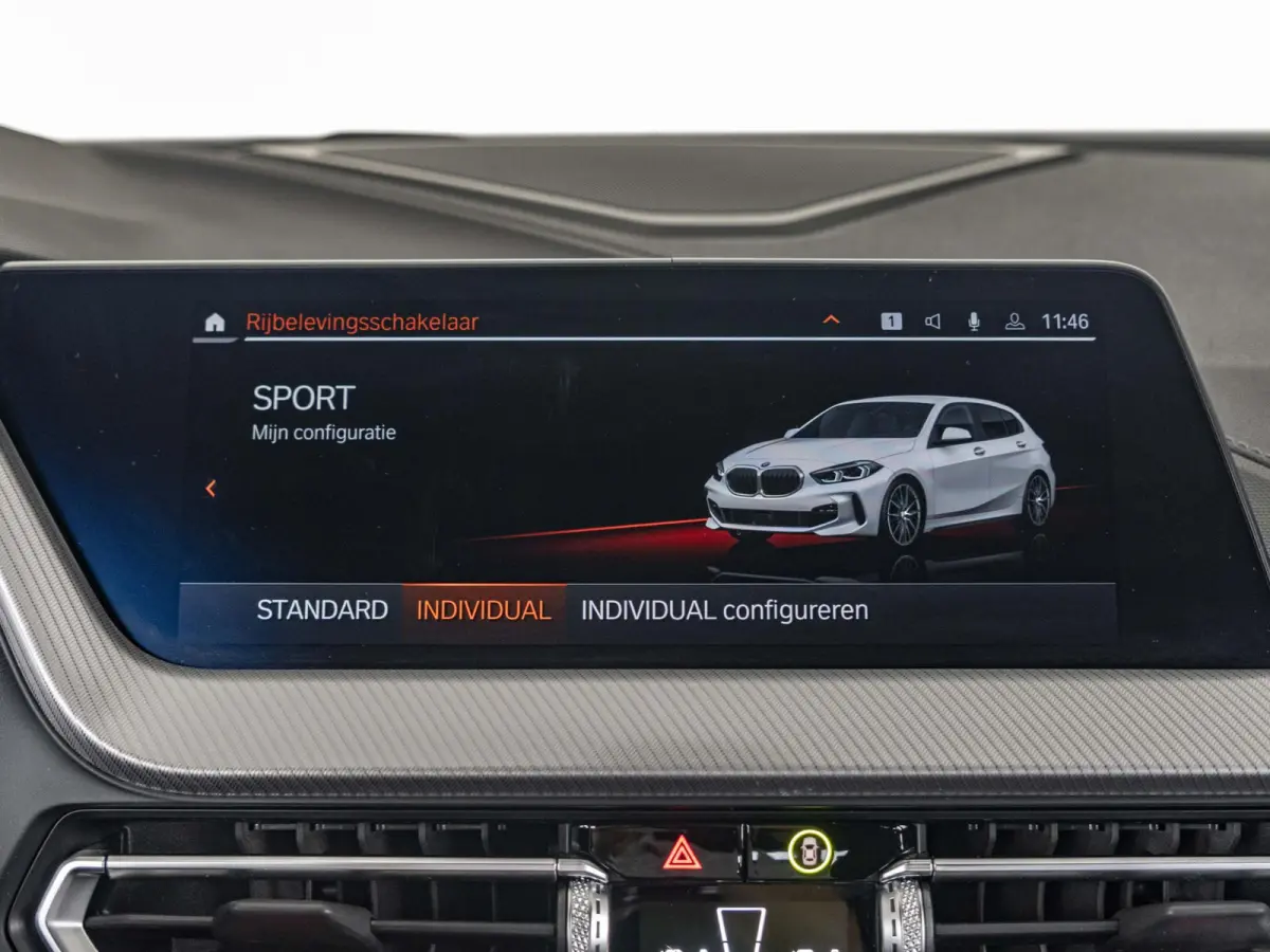 5-deurs 118i | M Sportpakket | Innovation Pack | Comfort Pack | 17 inch | Stuurwielrand verwarmd | Comfort Access | Head Up Display | HiFi | Parking Assistant