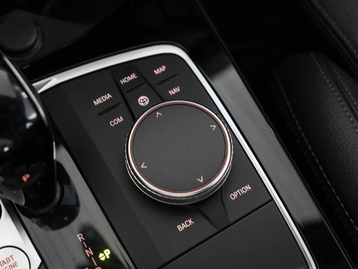 5-deurs 118i | M Sportpakket | Innovation Pack | Comfort Pack | 17 inch | Stuurwielrand verwarmd | Comfort Access | Head Up Display | HiFi | Parking Assistant