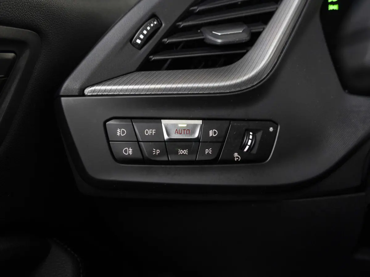 5-deurs 118i | M Sportpakket | Innovation Pack | Comfort Pack | 17 inch | Stuurwielrand verwarmd | Comfort Access | Head Up Display | HiFi | Parking Assistant