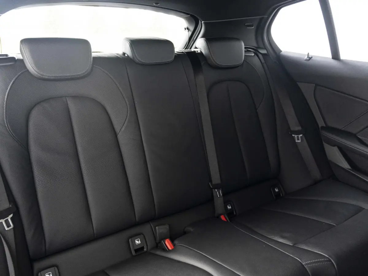5-deurs 118i | M Sportpakket | Innovation Pack | Comfort Pack | 17 inch | Stuurwielrand verwarmd | Comfort Access | Head Up Display | HiFi | Parking Assistant