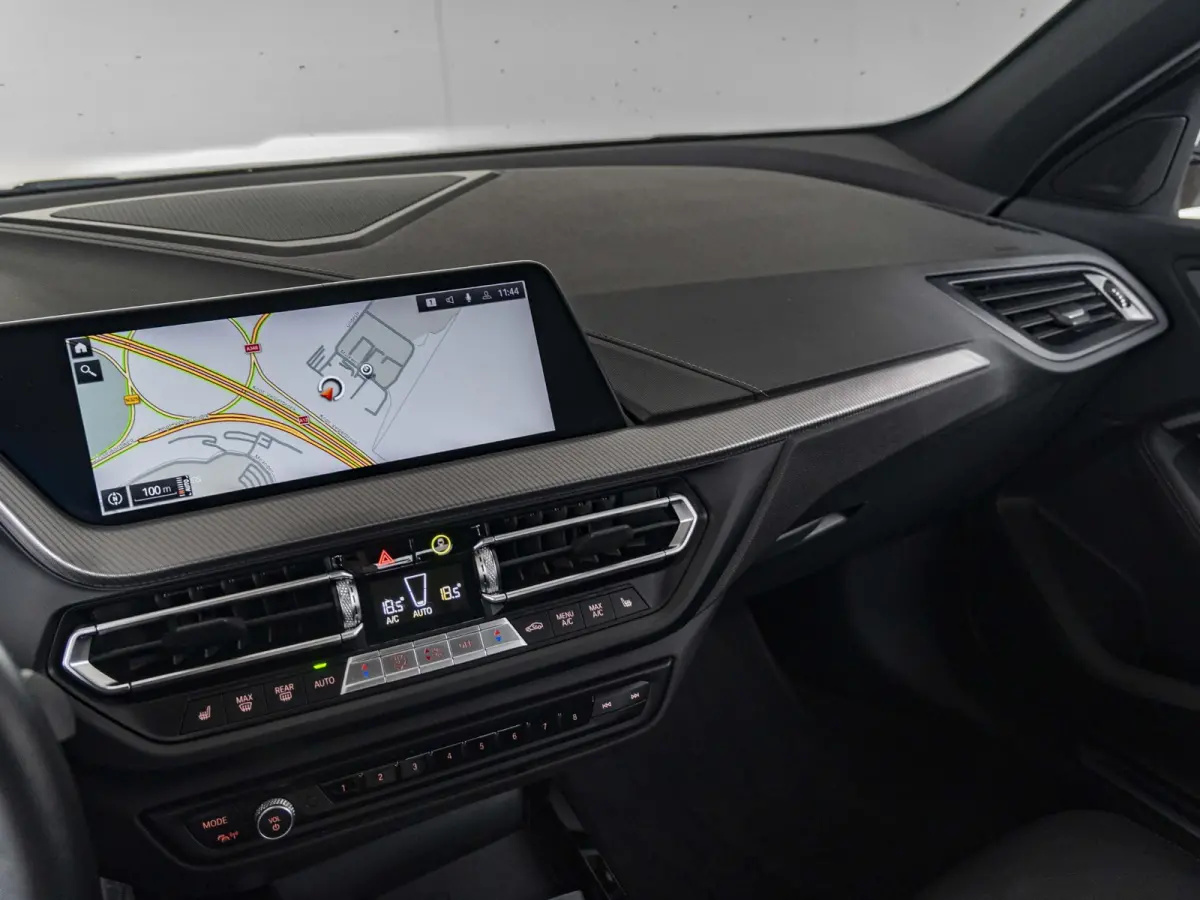 5-deurs 118i | M Sportpakket | Innovation Pack | Comfort Pack | 17 inch | Stuurwielrand verwarmd | Comfort Access | Head Up Display | HiFi | Parking Assistant