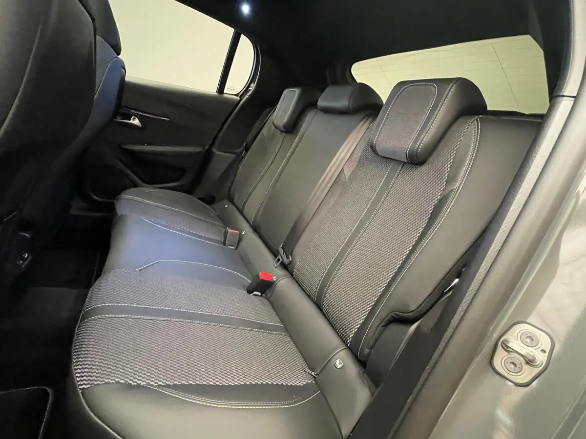 Hybrid 100 e-DCS6 GT Panorama Dak | LED | Digitaal Dashboard | Leder/Stof Sportstoelen | Carplay | Camera | Keyless | Achteruitrijcamera | Apple Carplay/Android Auto|telefoonintegratie premi