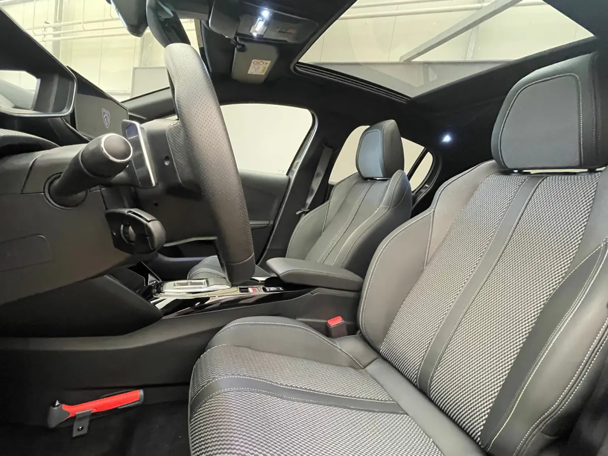 Hybrid 100 e-DCS6 GT Panorama Dak | LED | Digitaal Dashboard | Leder/Stof Sportstoelen | Carplay | Camera | Keyless | Achteruitrijcamera | Apple Carplay/Android Auto|telefoonintegratie premi