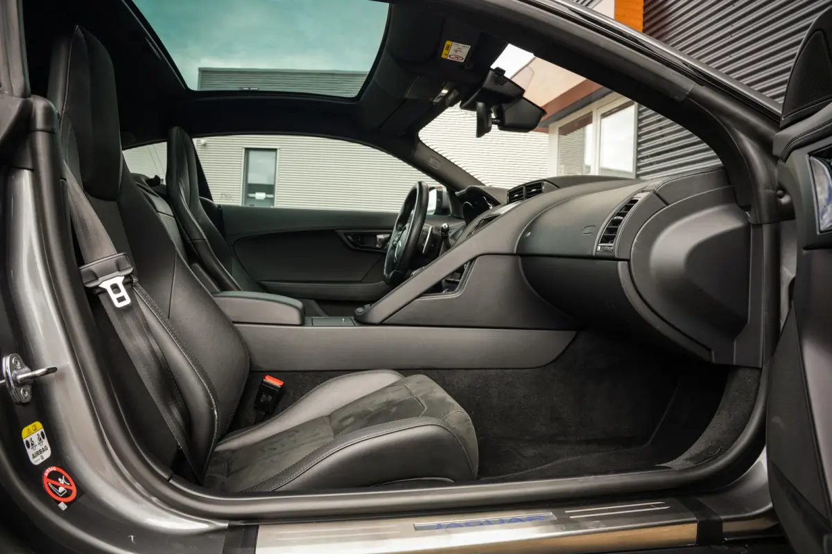 2.0T P300 R-Dynamic | LED | Panoramadak | Meridian Sound | PDC met Camera | Zeer Mooi! |