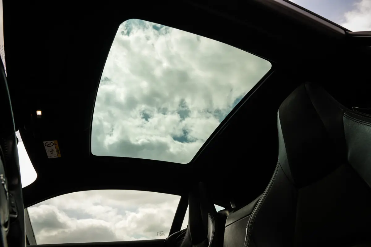2.0T P300 R-Dynamic | LED | Panoramadak | Meridian Sound | PDC met Camera | Zeer Mooi! |