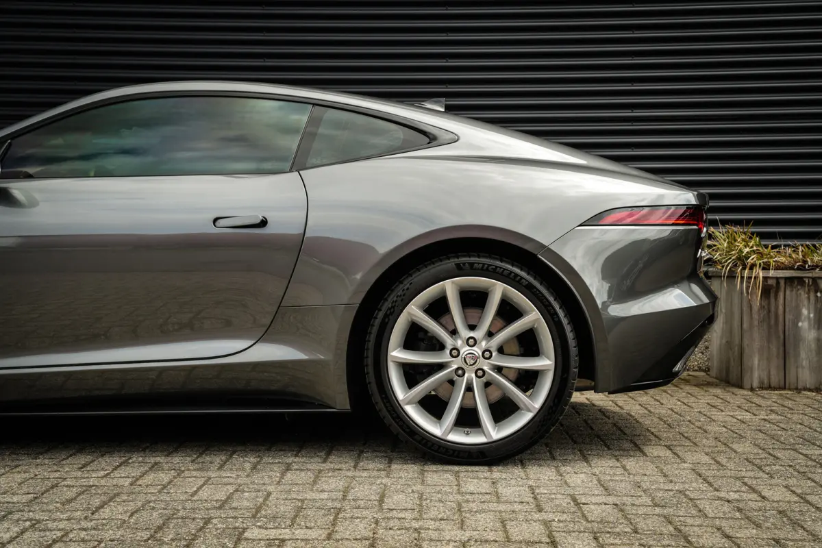 2.0T P300 R-Dynamic | LED | Panoramadak | Meridian Sound | PDC met Camera | Zeer Mooi! |