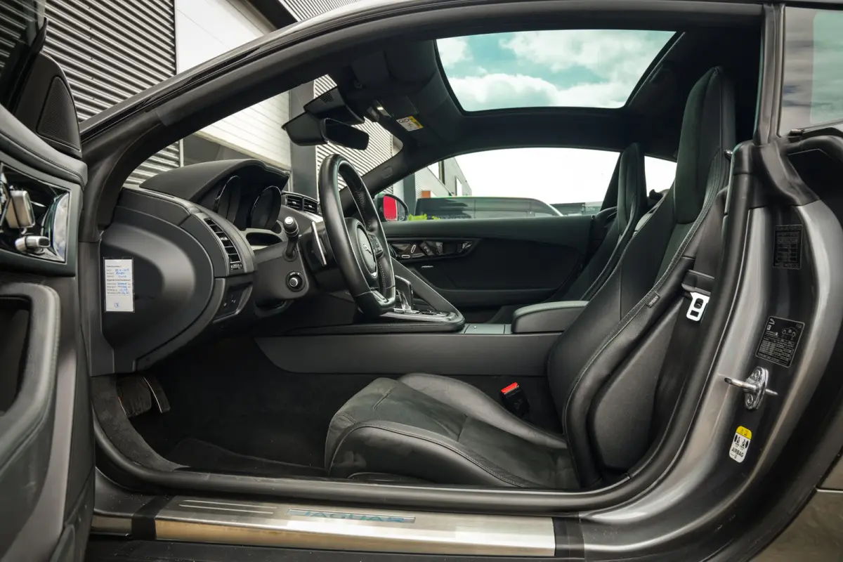 2.0T P300 R-Dynamic | LED | Panoramadak | Meridian Sound | PDC met Camera | Zeer Mooi! |