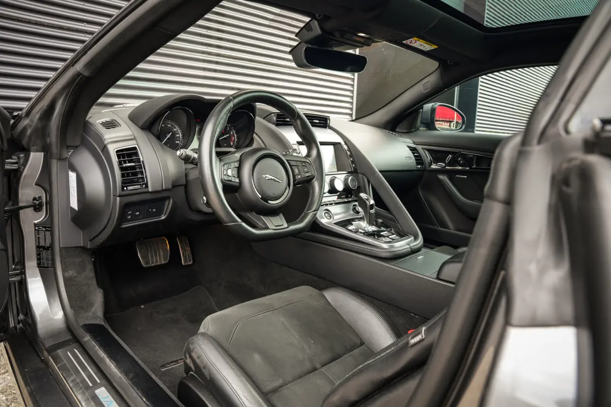 2.0T P300 R-Dynamic | LED | Panoramadak | Meridian Sound | PDC met Camera | Zeer Mooi! |
