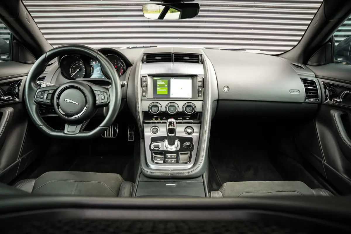 2.0T P300 R-Dynamic | LED | Panoramadak | Meridian Sound | PDC met Camera | Zeer Mooi! |