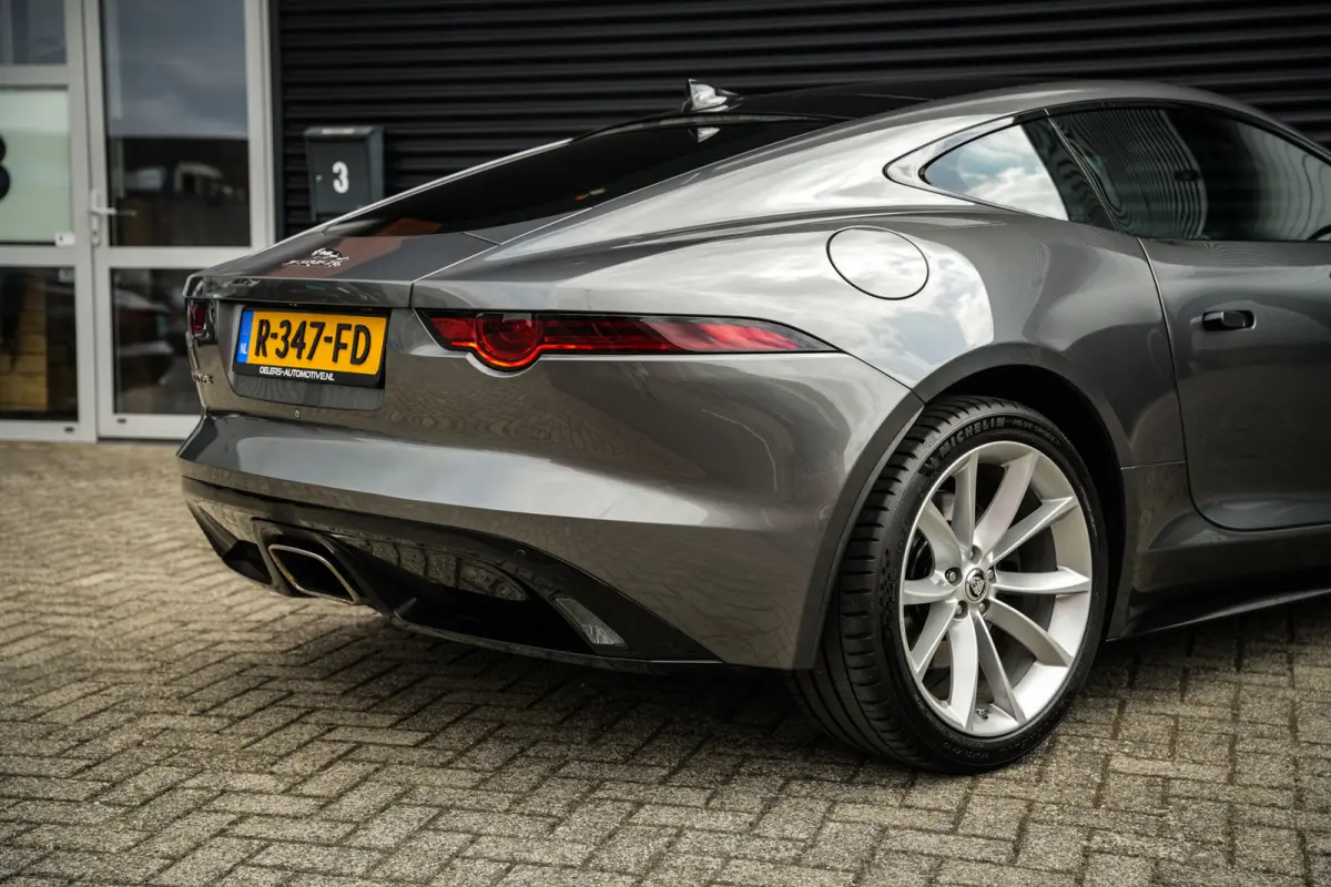 2.0T P300 R-Dynamic | LED | Panoramadak | Meridian Sound | PDC met Camera | Zeer Mooi! |