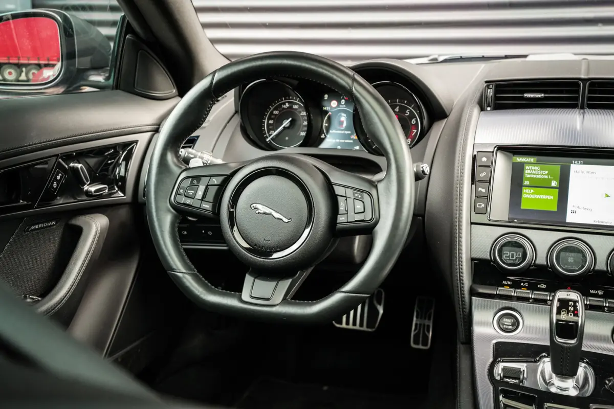 2.0T P300 R-Dynamic | LED | Panoramadak | Meridian Sound | PDC met Camera | Zeer Mooi! |