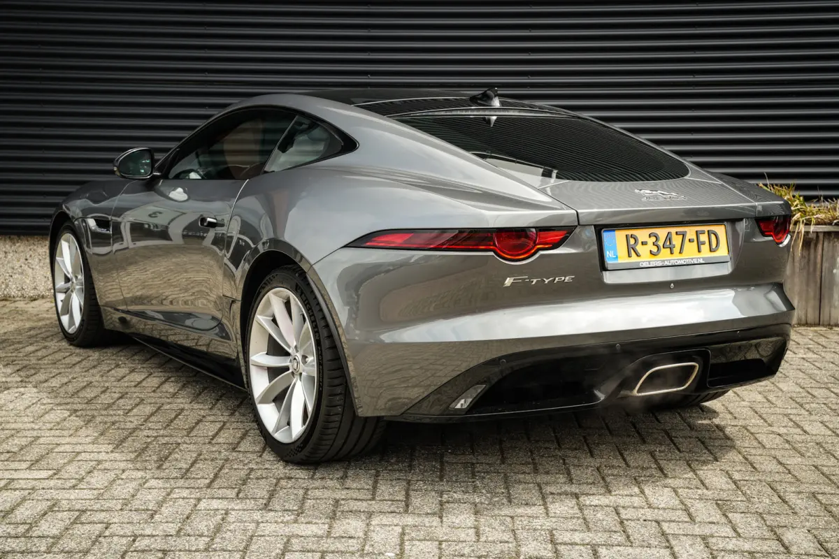 2.0T P300 R-Dynamic | LED | Panoramadak | Meridian Sound | PDC met Camera | Zeer Mooi! |