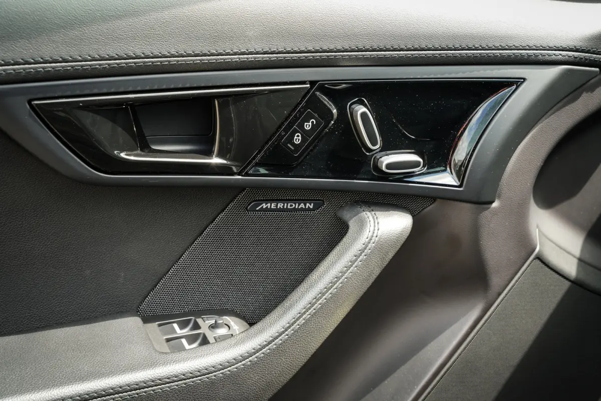 2.0T P300 R-Dynamic | LED | Panoramadak | Meridian Sound | PDC met Camera | Zeer Mooi! |