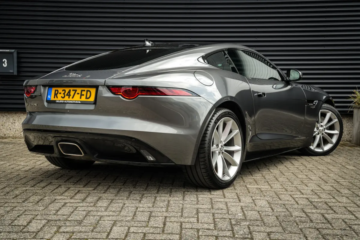 2.0T P300 R-Dynamic | LED | Panoramadak | Meridian Sound | PDC met Camera | Zeer Mooi! |