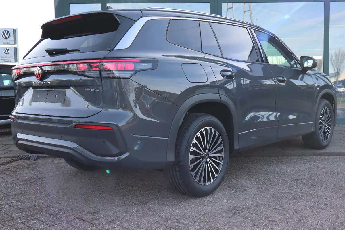 Life Edition | 'App-Connect' draadloze smartphone integratie | Automatische afstandsregeling (Adaptive Cruise Control) | Buitenspiegels elektrisch instel-, verwarm- en inklapbaar