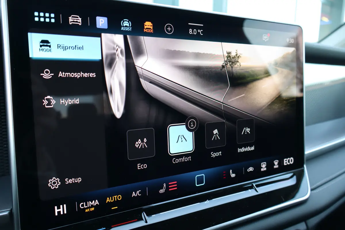 Life Edition | 'App-Connect' draadloze smartphone integratie | Automatische afstandsregeling (Adaptive Cruise Control) | Buitenspiegels elektrisch instel-, verwarm- en inklapbaar