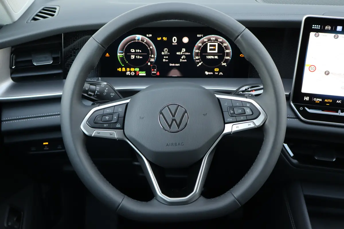 Life Edition | 'App-Connect' draadloze smartphone integratie | Automatische afstandsregeling (Adaptive Cruise Control) | Buitenspiegels elektrisch instel-, verwarm- en inklapbaar