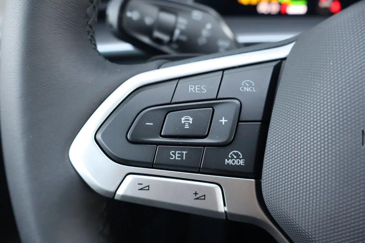 Life Edition | 'App-Connect' draadloze smartphone integratie | Automatische afstandsregeling (Adaptive Cruise Control) | Buitenspiegels elektrisch instel-, verwarm- en inklapbaar