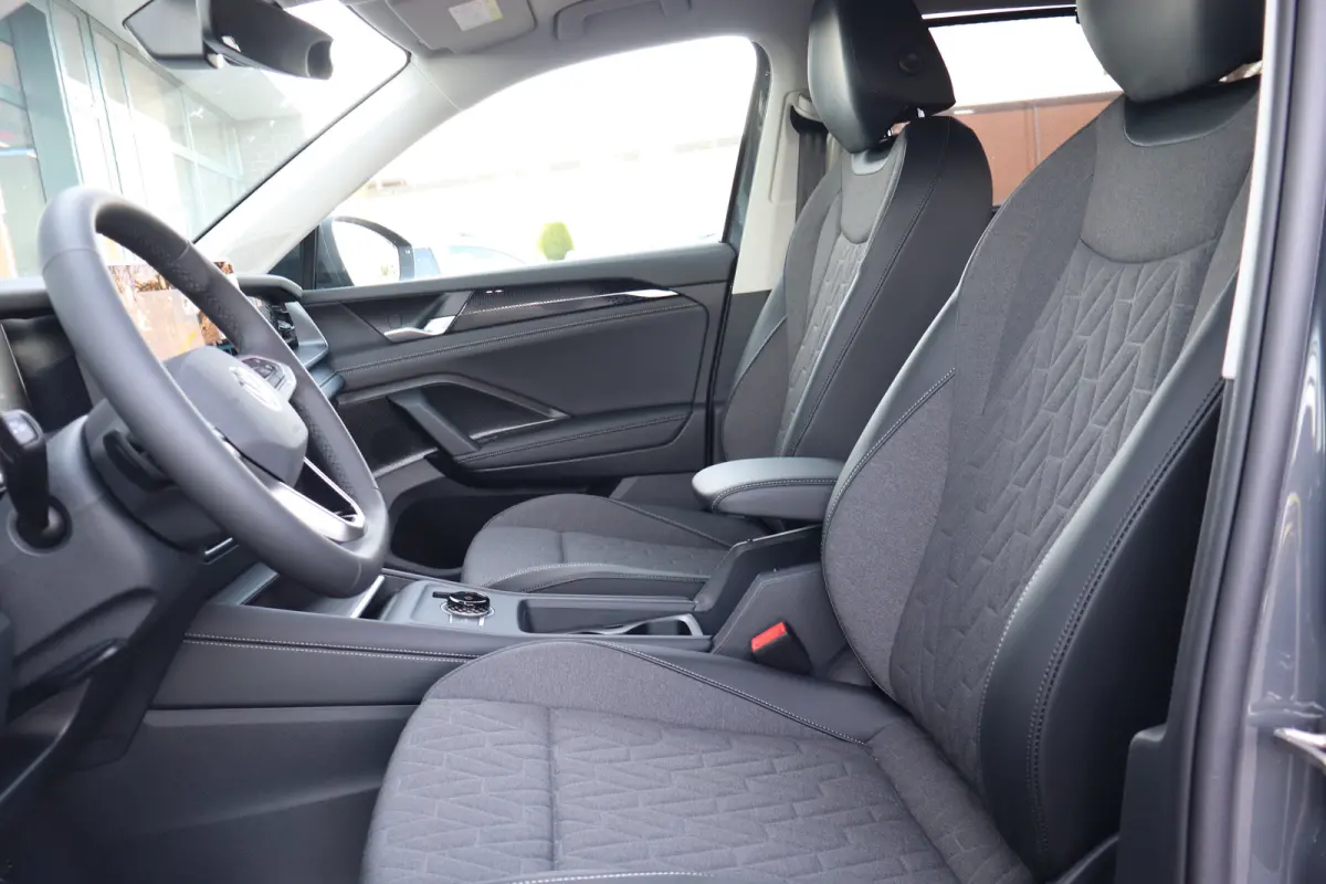 Life Edition | 'App-Connect' draadloze smartphone integratie | Automatische afstandsregeling (Adaptive Cruise Control) | Buitenspiegels elektrisch instel-, verwarm- en inklapbaar