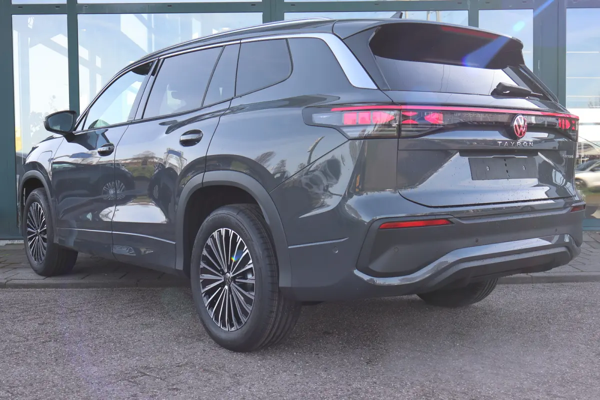 Life Edition | 'App-Connect' draadloze smartphone integratie | Automatische afstandsregeling (Adaptive Cruise Control) | Buitenspiegels elektrisch instel-, verwarm- en inklapbaar